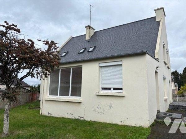 Maison familiale proche de toutes commodités comprenant hall d'entrée, séjour/salon avec chemin...