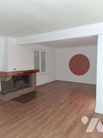 Maison familiale proche de toutes commodités comprenant hall d'entrée, séjour/salon avec chemin...