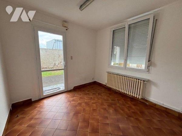 Maison familiale proche de toutes commodités comprenant hall d'entrée, séjour/salon avec chemin...