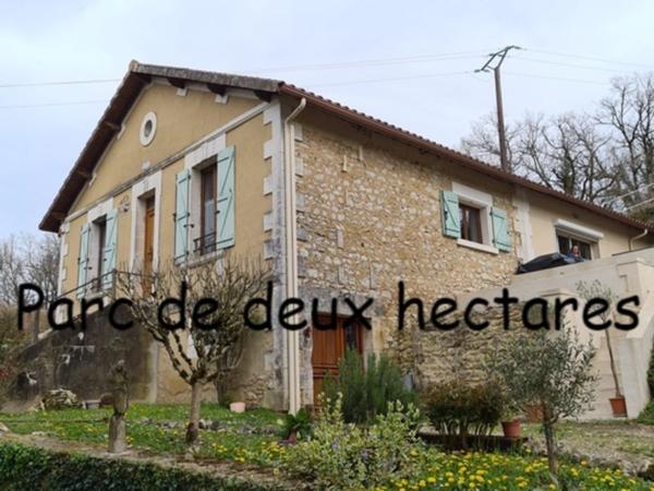 15 mn Angoulême centre à Ruelle sur Touvre : Maison de caractère de 160 m2, 2 hectares de prairies et de bois, Box pour chevaux.