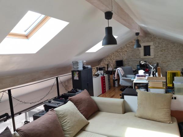 15 mn Angoulême centre à Ruelle sur Touvre : Maison de caractère de 160 m2, 2 hectares de prairies et de bois, Box pour chevaux.