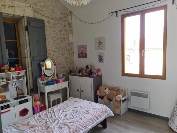 15 mn Angoulême centre à Ruelle sur Touvre : Maison de caractère de 160 m2, 2 hectares de prairies et de bois, Box pour chevaux.