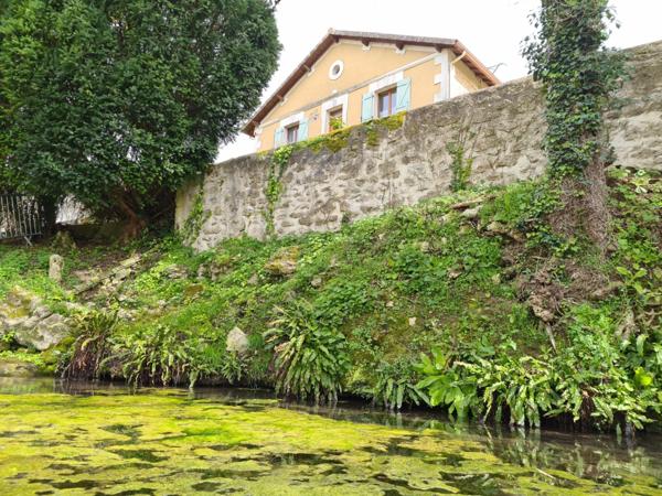 15 mn Angoulême centre à Ruelle sur Touvre : Maison de caractère de 160 m2, 2 hectares de prairies et de bois, Box pour chevaux.