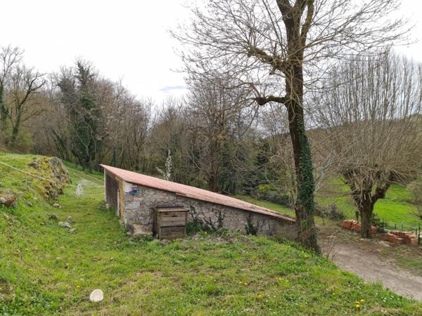 15 mn Angoulême centre à Ruelle sur Touvre : Maison de caractère de 160 m2, 2 hectares de prairies et de bois, Box pour chevaux.
