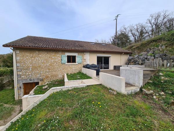 15 mn Angoulême centre à Ruelle sur Touvre : Maison de caractère de 160 m2, 2 hectares de prairies et de bois, Box pour chevaux.