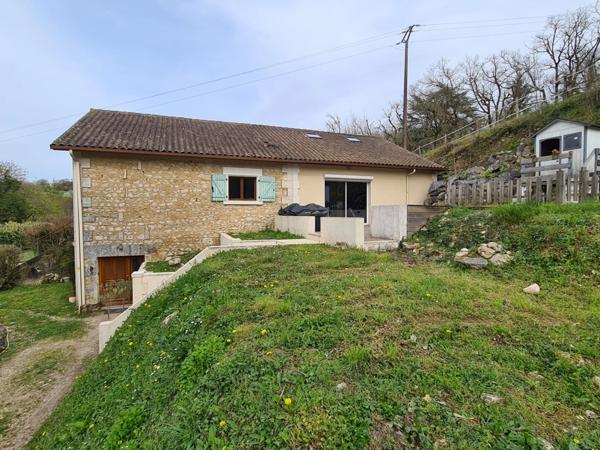 15 mn Angoulême centre à Ruelle sur Touvre : Maison de caractère de 160 m2, 2 hectares de prairies et de bois, Box pour chevaux.