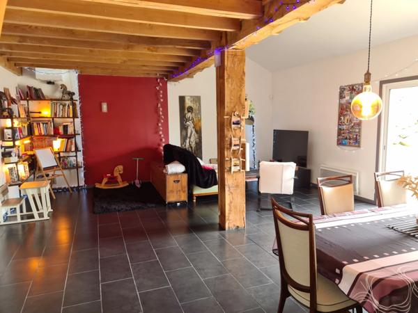 15 mn Angoulême centre à Ruelle sur Touvre : Maison de caractère de 160 m2, 2 hectares de prairies et de bois, Box pour chevaux.