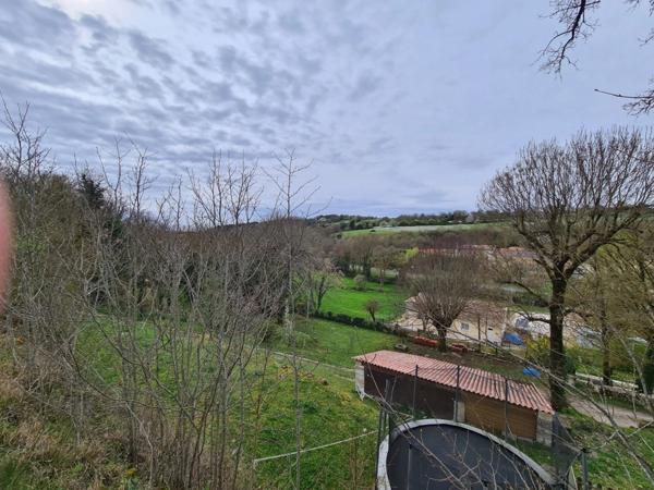 15 mn Angoulême centre à Ruelle sur Touvre : Maison de caractère de 160 m2, 2 hectares de prairies et de bois, Box pour chevaux.