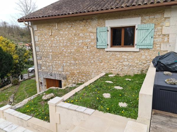 15 mn Angoulême centre à Ruelle sur Touvre : Maison de caractère de 160 m2, 2 hectares de prairies et de bois, Box pour chevaux.