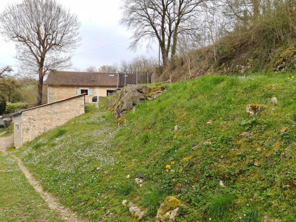 15 mn Angoulême centre à Ruelle sur Touvre : Maison de caractère de 160 m2, 2 hectares de prairies et de bois, Box pour chevaux.