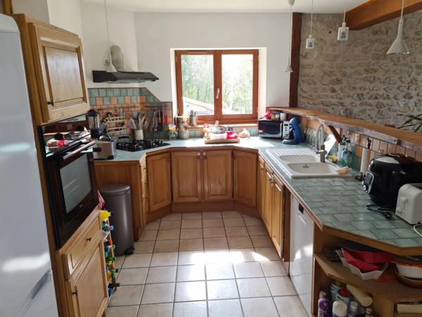 15 mn Angoulême centre à Ruelle sur Touvre : Maison de caractère de 160 m2, 2 hectares de prairies et de bois, Box pour chevaux.