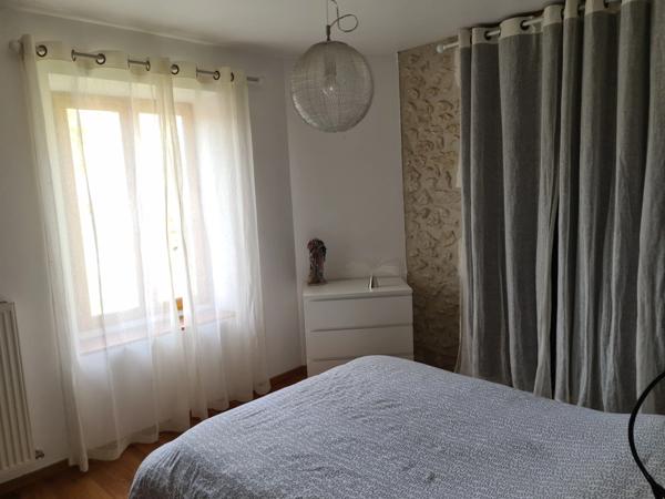 15 mn Angoulême centre à Ruelle sur Touvre : Maison de caractère de 160 m2, 2 hectares de prairies et de bois, Box pour chevaux.