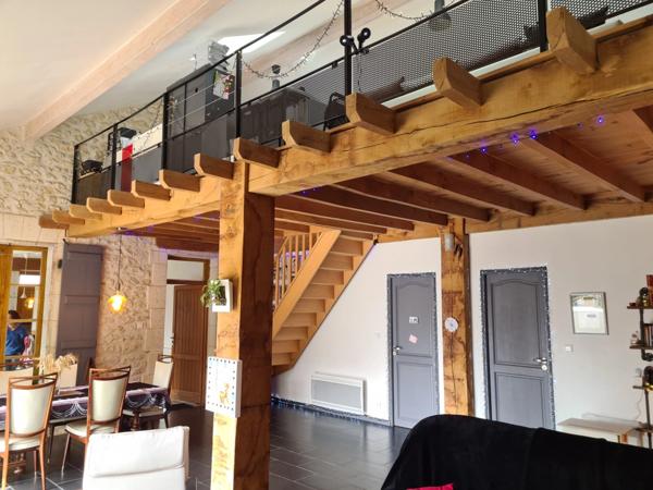 15 mn Angoulême centre à Ruelle sur Touvre : Maison de caractère de 160 m2, 2 hectares de prairies et de bois, Box pour chevaux.