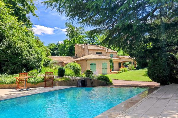 Maison d’architecte lumineuse avec jardin paysager et piscine – secteur recherché à Valence