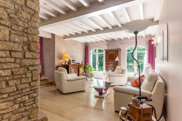 Maison d’architecte lumineuse avec jardin paysager et piscine – secteur recherché à Valence