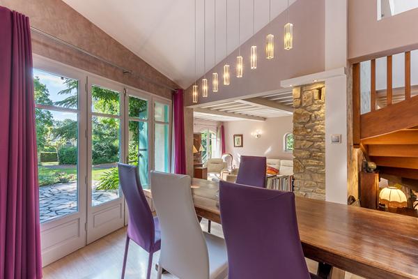 Maison d’architecte lumineuse avec jardin paysager et piscine – secteur recherché à Valence