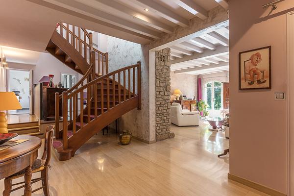 Maison d’architecte lumineuse avec jardin paysager et piscine – secteur recherché à Valence