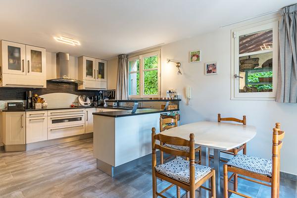 Maison d’architecte lumineuse avec jardin paysager et piscine – secteur recherché à Valence