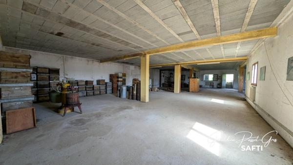 Maison en pierre avec espaces à aménager sur 6 800 m² de terrain