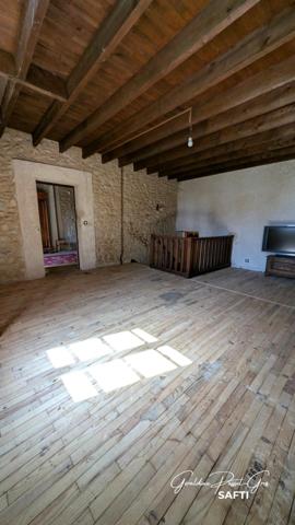 Maison en pierre avec espaces à aménager sur 6 800 m² de terrain