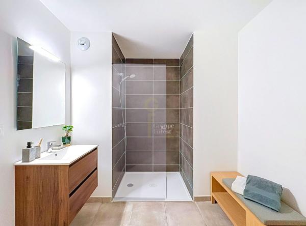T3 de 75 m² avec balcon et stationnements sécurisés - à proximité du Parc Barbieux et des transports