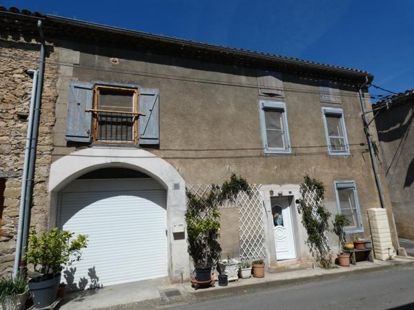 Maison T4 de 90m² avec grand garage et combles aménageables.