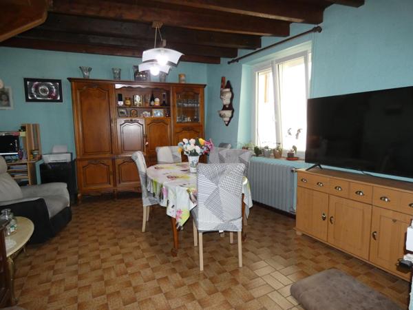 Maison T4 de 90m² avec grand garage et combles aménageables.