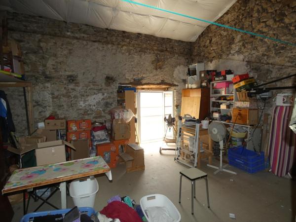 Maison T4 de 90m² avec grand garage et combles aménageables.