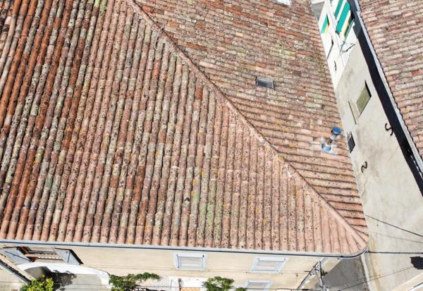 Maison T4 de 90m² avec grand garage et combles aménageables.