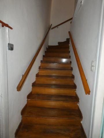 Maison T4 de 90m² avec grand garage et combles aménageables.