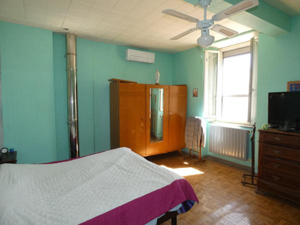 Maison T4 de 90m² avec grand garage et combles aménageables.