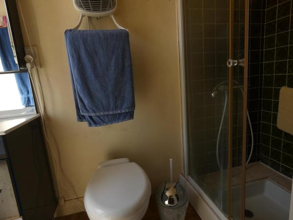 Maison T4 de 90m² avec grand garage et combles aménageables.