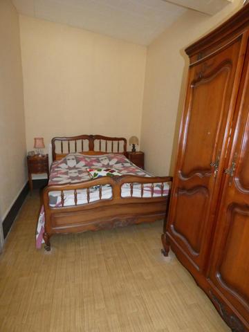 Maison T4 de 90m² avec grand garage et combles aménageables.