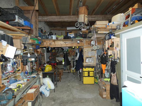 Maison T4 de 90m² avec grand garage et combles aménageables.