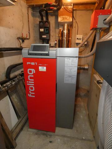 Maison T4 de 90m² avec grand garage et combles aménageables.