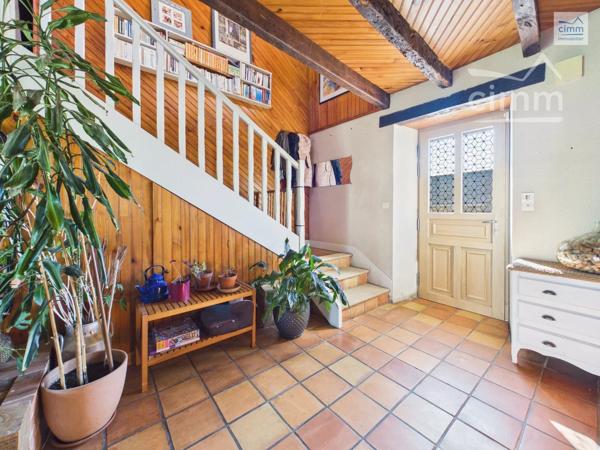 Cimm Immobilier Bréal vous propose cette charmante longère offrant de beaux volumes et un cadre de vie agréable.