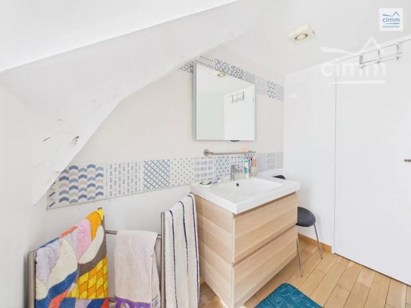 Cimm Immobilier Bréal vous propose cette charmante longère offrant de beaux volumes et un cadre de vie agréable.