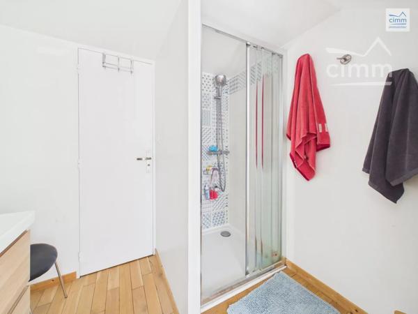 Cimm Immobilier Bréal vous propose cette charmante longère offrant de beaux volumes et un cadre de vie agréable.