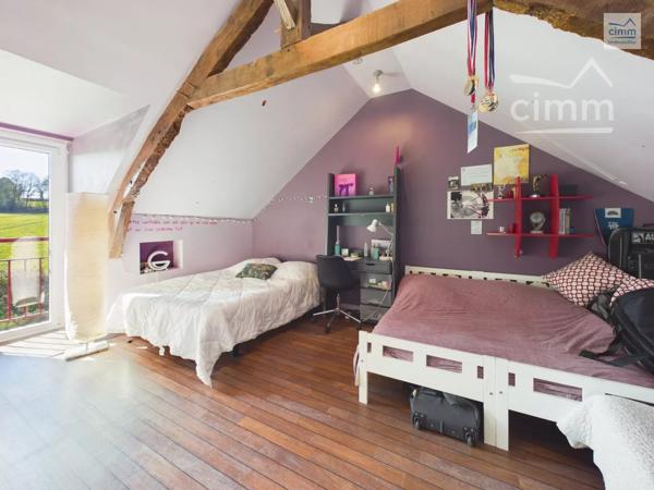 Cimm Immobilier Bréal vous propose cette charmante longère offrant de beaux volumes et un cadre de vie agréable.