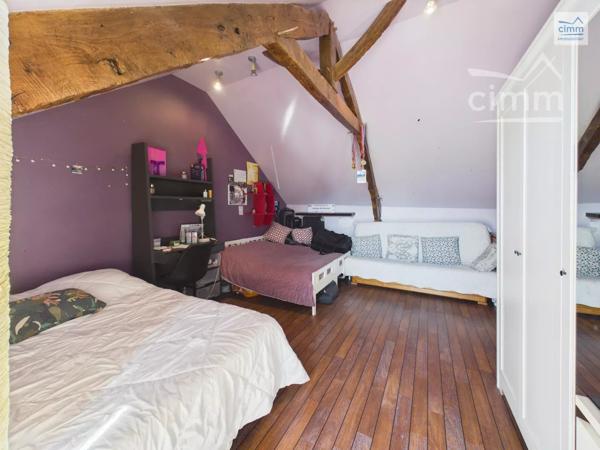 Cimm Immobilier Bréal vous propose cette charmante longère offrant de beaux volumes et un cadre de vie agréable.