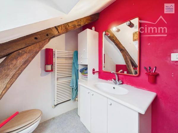 Cimm Immobilier Bréal vous propose cette charmante longère offrant de beaux volumes et un cadre de vie agréable.