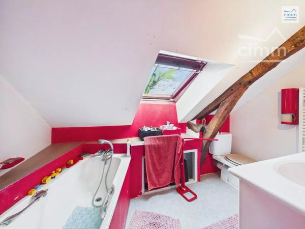 Cimm Immobilier Bréal vous propose cette charmante longère offrant de beaux volumes et un cadre de vie agréable.