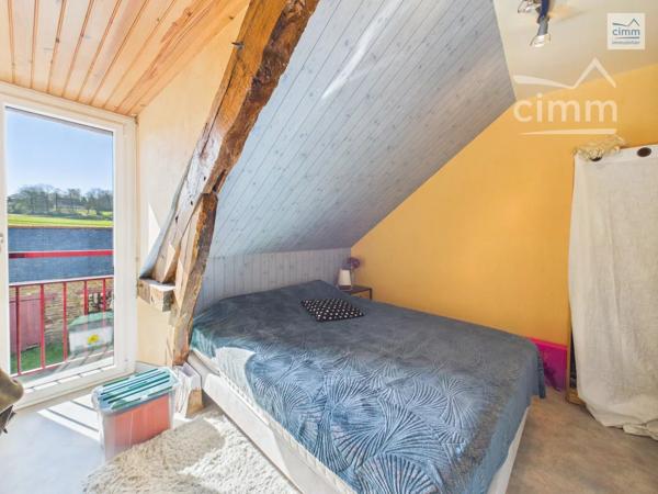 Cimm Immobilier Bréal vous propose cette charmante longère offrant de beaux volumes et un cadre de vie agréable.