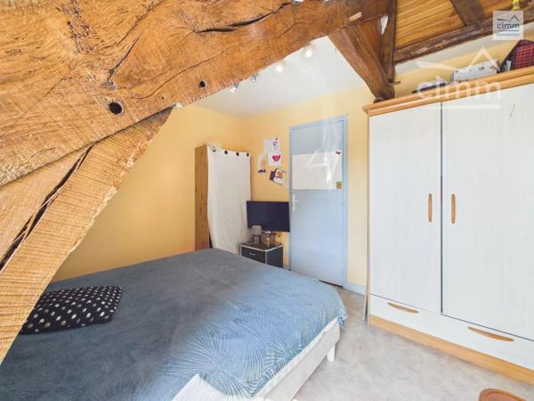 Cimm Immobilier Bréal vous propose cette charmante longère offrant de beaux volumes et un cadre de vie agréable.