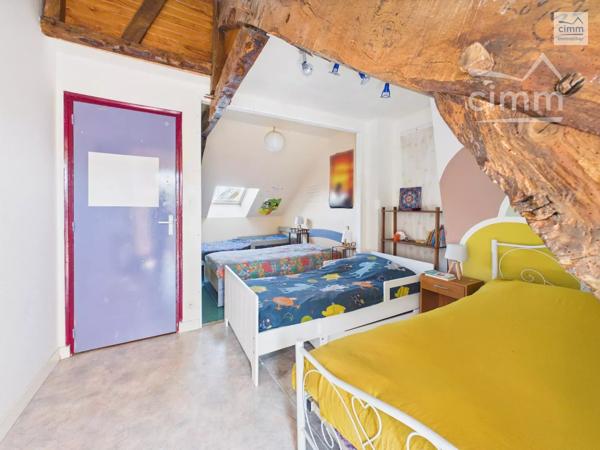 Cimm Immobilier Bréal vous propose cette charmante longère offrant de beaux volumes et un cadre de vie agréable.