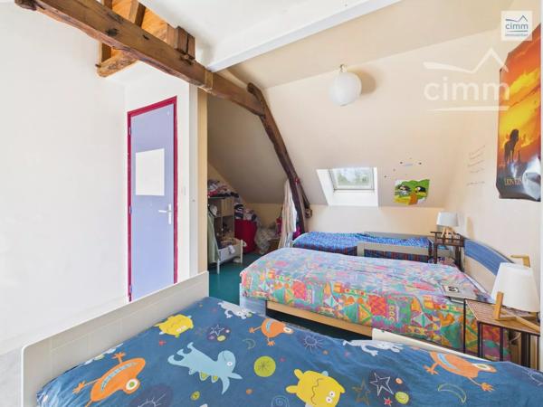Cimm Immobilier Bréal vous propose cette charmante longère offrant de beaux volumes et un cadre de vie agréable.