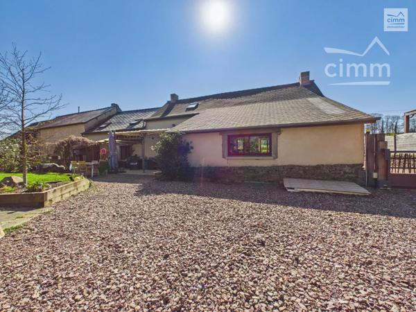 Cimm Immobilier Bréal vous propose cette charmante longère offrant de beaux volumes et un cadre de vie agréable.