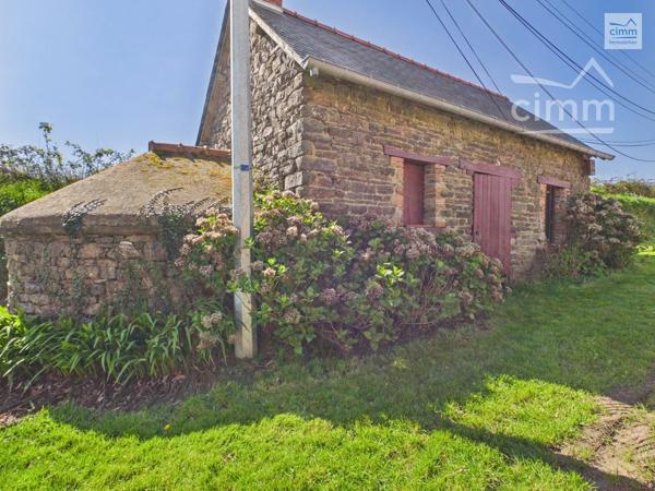 Cimm Immobilier Bréal vous propose cette charmante longère offrant de beaux volumes et un cadre de vie agréable.