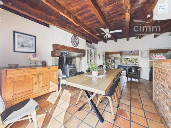 Cimm Immobilier Bréal vous propose cette charmante longère offrant de beaux volumes et un cadre de vie agréable.