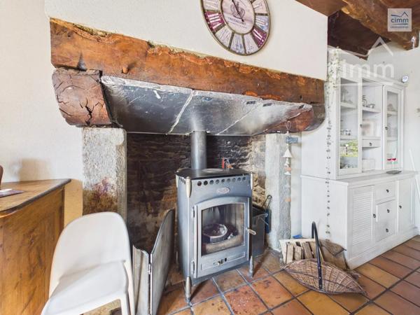 Cimm Immobilier Bréal vous propose cette charmante longère offrant de beaux volumes et un cadre de vie agréable.